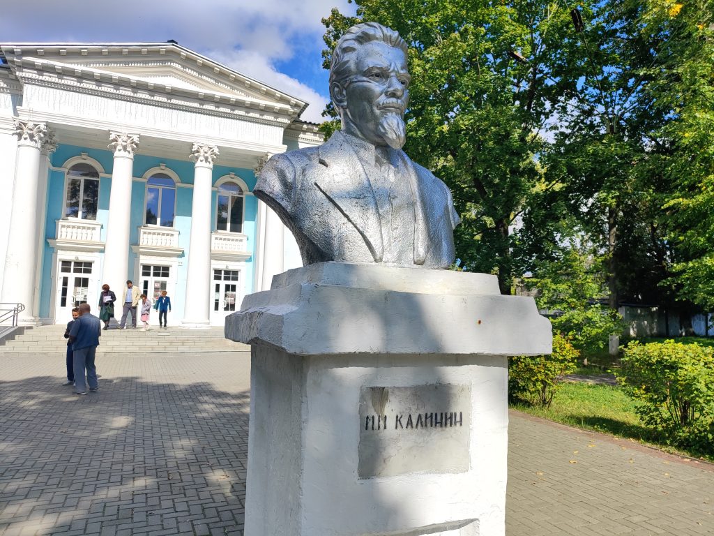 Бюст им Калинина в Новозыбкове памятник у дк
