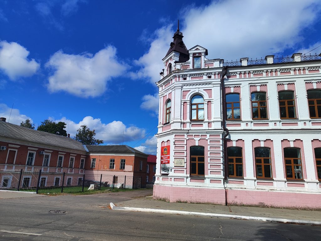 Здание общественного собрания. Новозыбков угол здания
