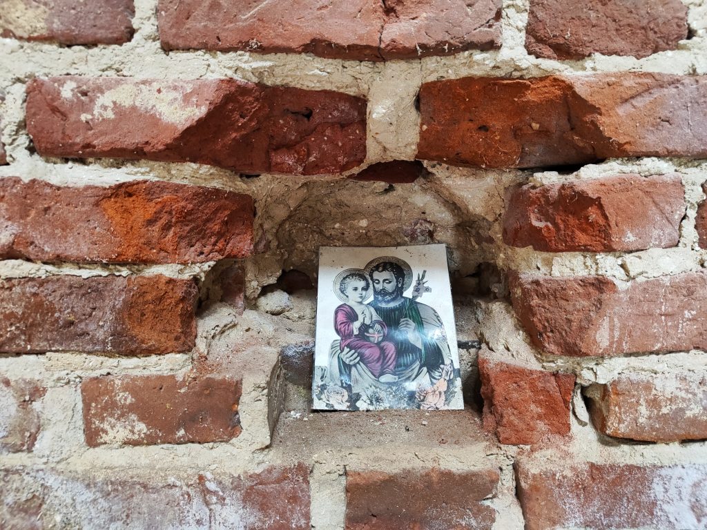 Ляличи икона в стене храма