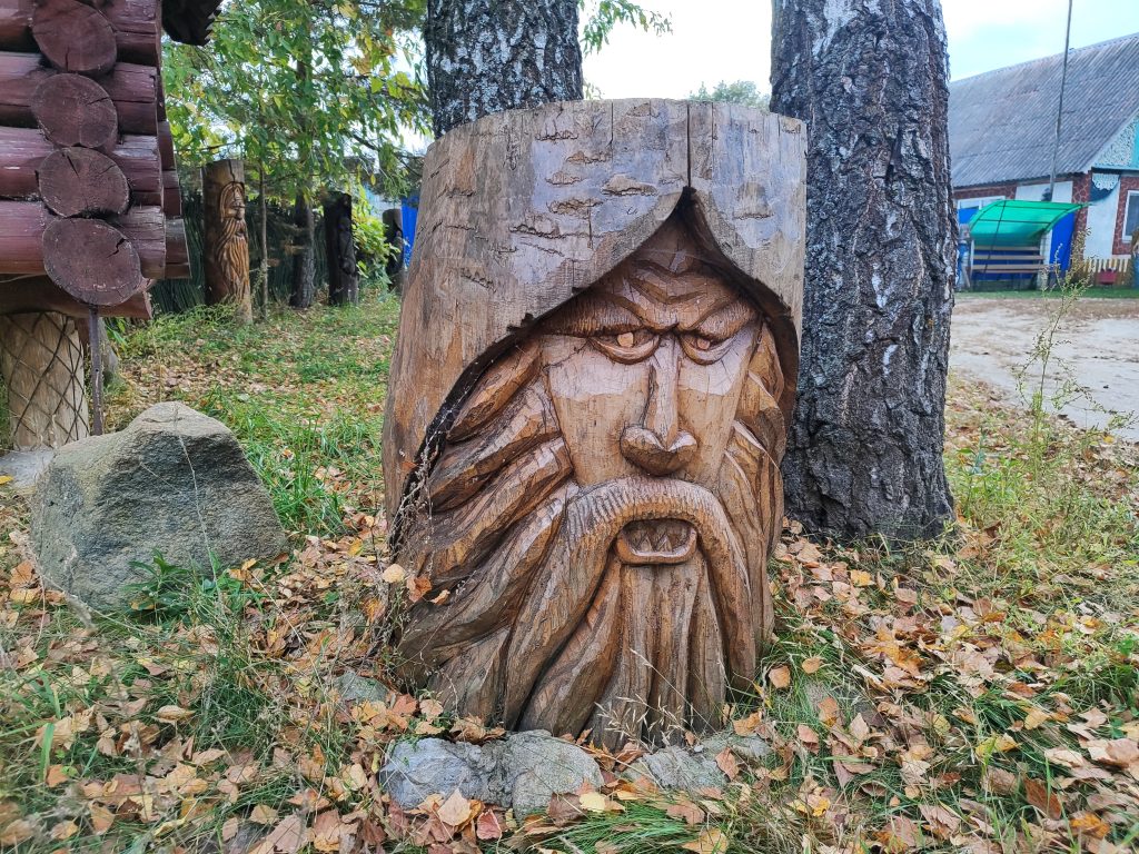 Новая Кошовка деревянные скульптуры арт объект у дома 27