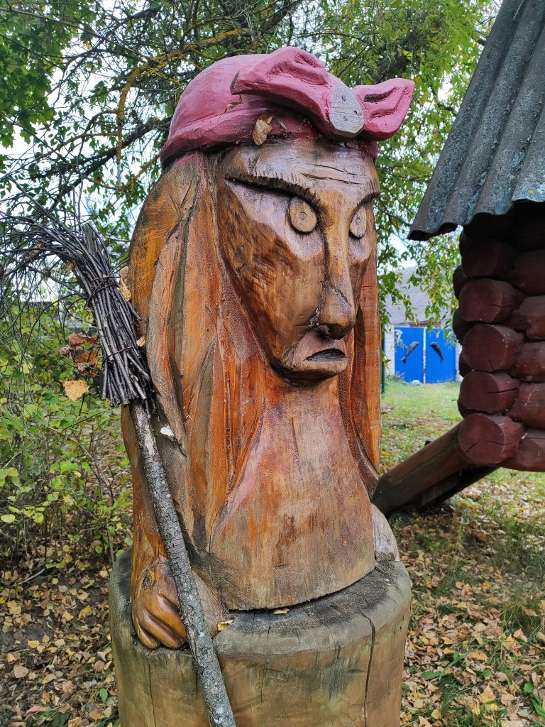 Новая Кошовка деревянные скульптуры арт объект у дома 25
