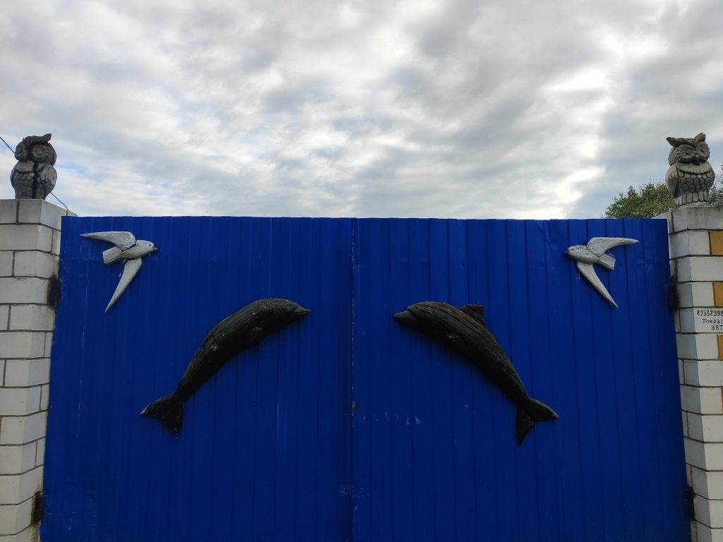 Сказка Кошовка фото избушка деревянная фигура фворота дельфины