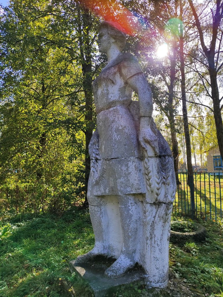 Советская скульптура "Женщина". Пятовск.