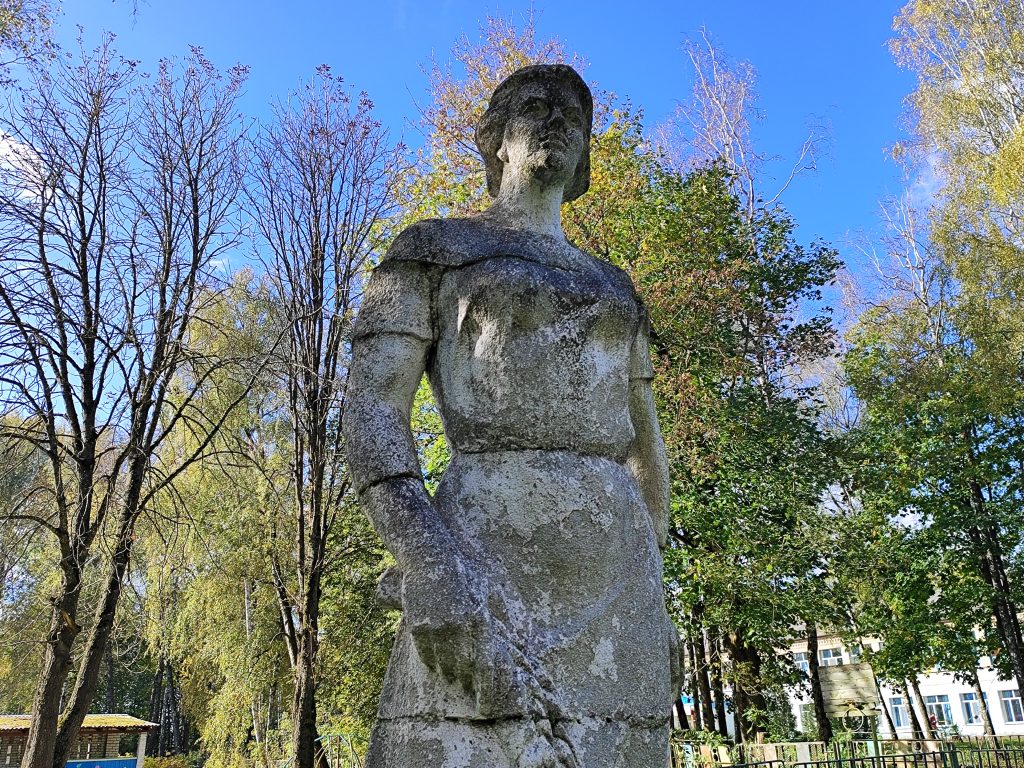 Советская бетонная скульптура фигура женщины Пятовск