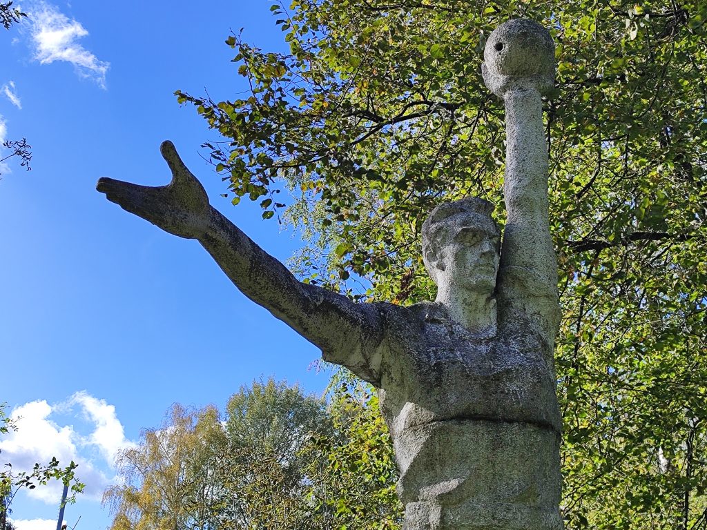 фигура мужчина с шаром скульптура Пятовск Брянская область 3