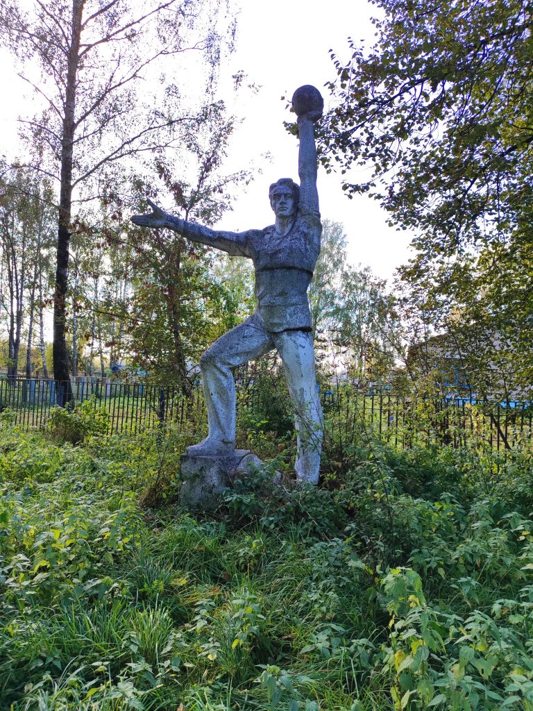 Советская скульптура «Спутник». Пятовск.