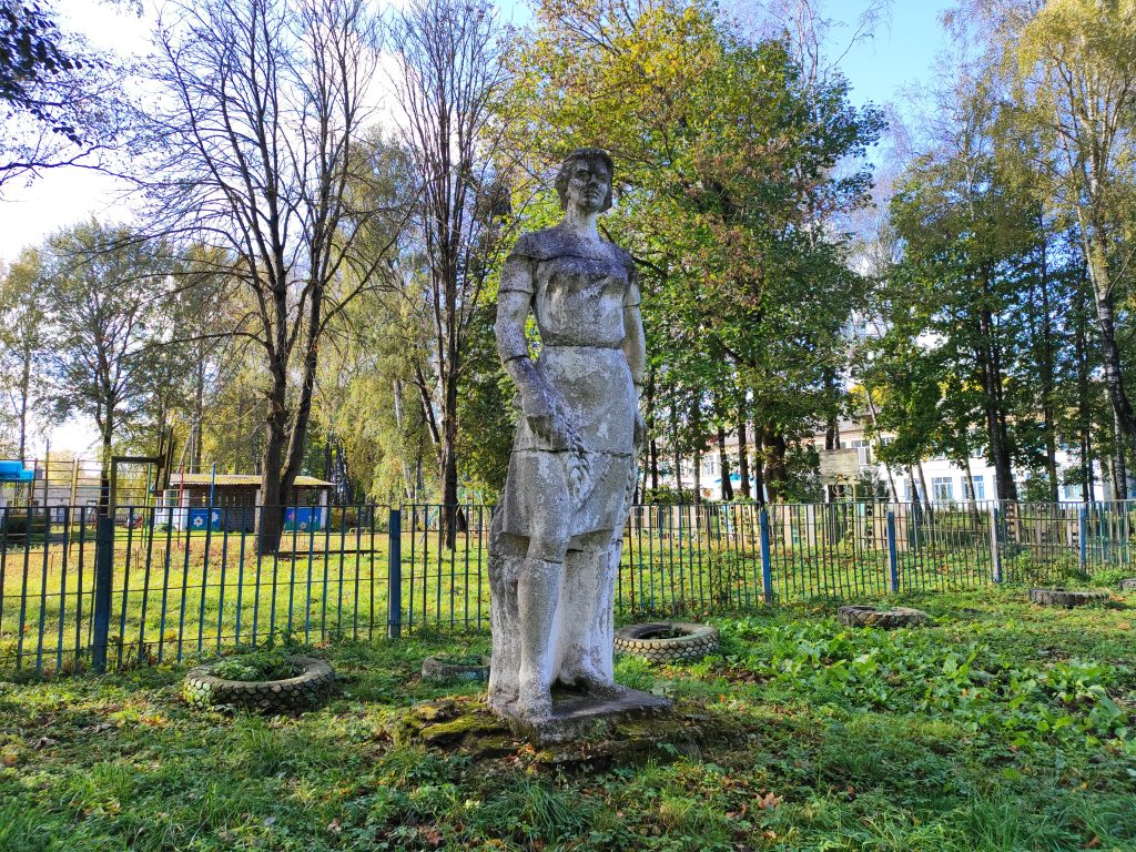 Советская скульптура "Женщина". Пятовск. 7