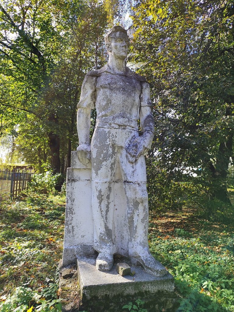 Советская скульптура «Мужчина». Пятовск. с боку