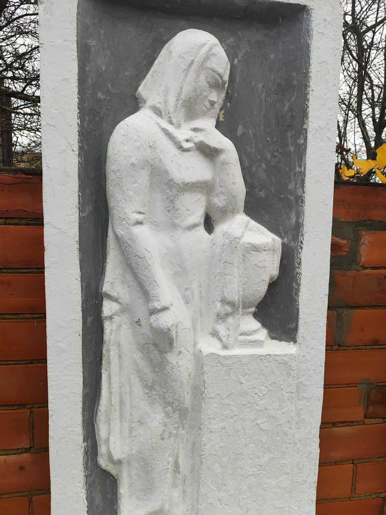Мемориал "Скорбящая Мать" посвящённый Воинам погибшим в годы Великой Отечественной Войны. Каташин. 7