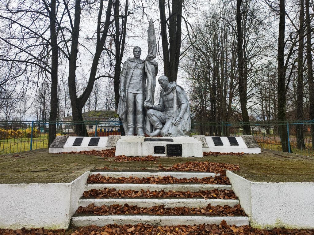 Тростань памятник ВОВ скульптура солдат