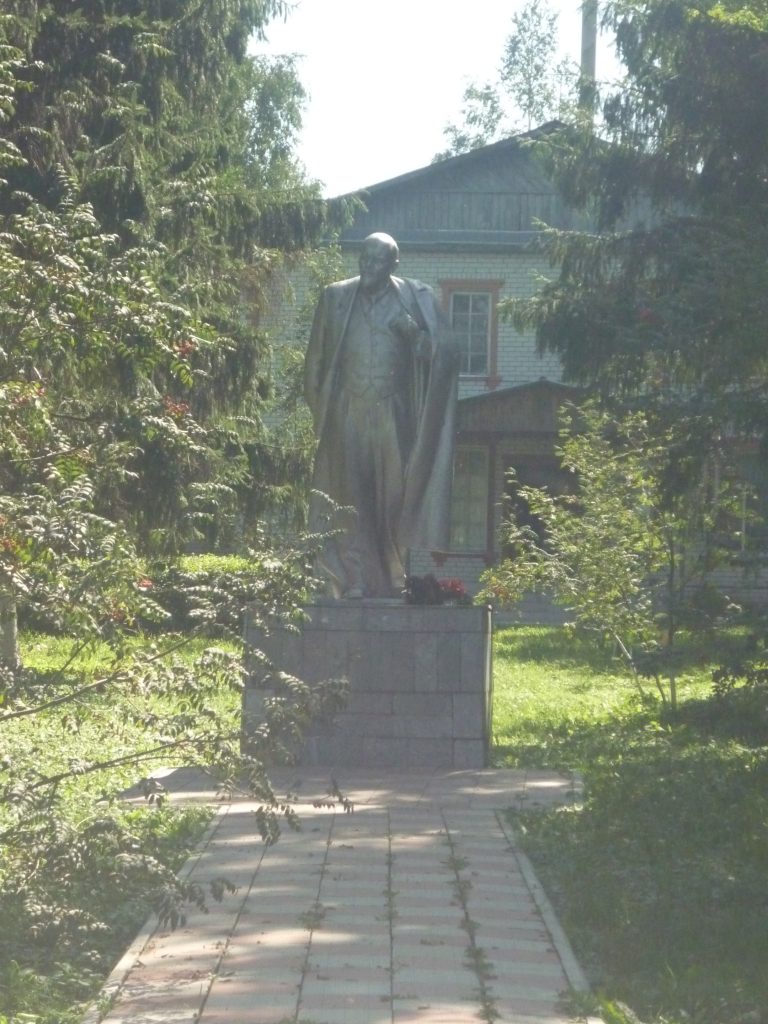 Ленин в Плаще памятник