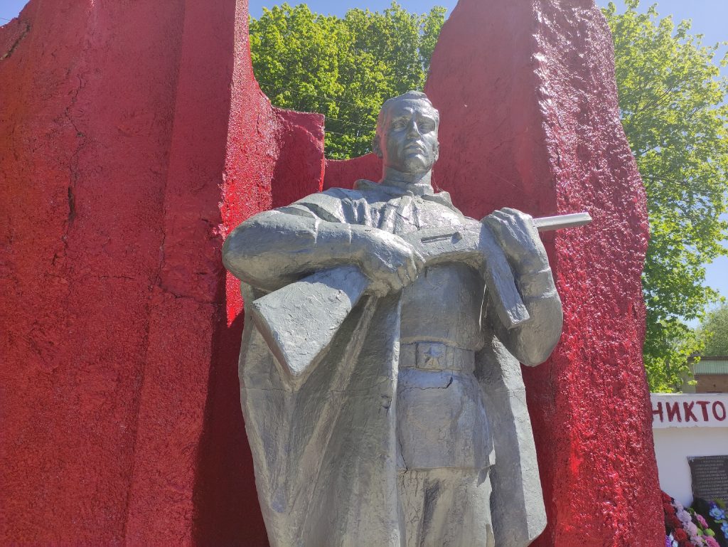 Памятник ВОВ в селе Новая Романовка скульптура солдата мемориал фото 17