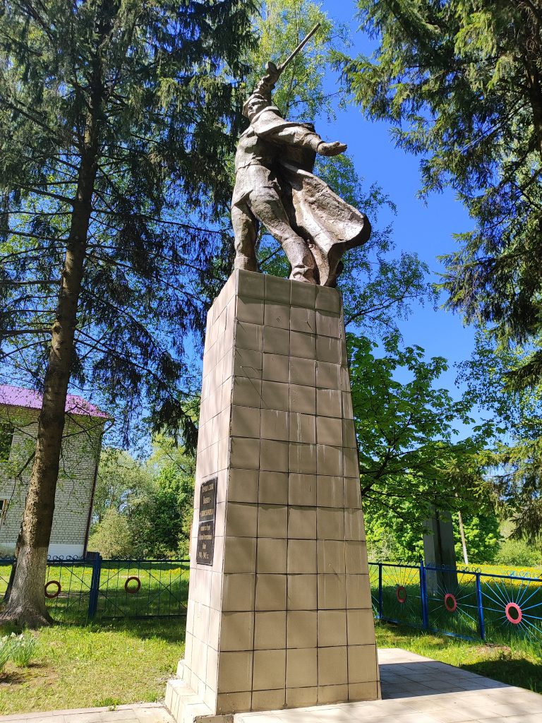 Мемориал Воинам односельчанам погибшим в ВОВ Симонтовка 5