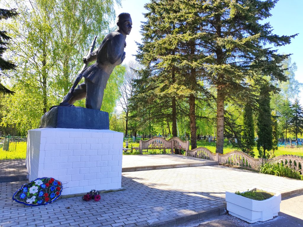 Село Дивовка Скульптура солдата памятник фото 2