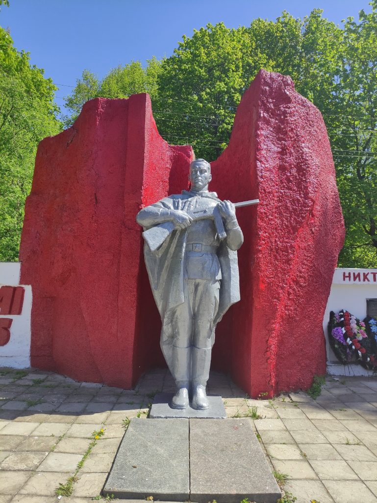 Памятник ВОВ в селе Новая Романовка скульптура солдата мемориал фото 10
