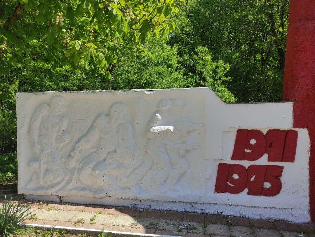 Памятник ВОВ в селе Новая Романовка скульптура солдата мемориал фото 8