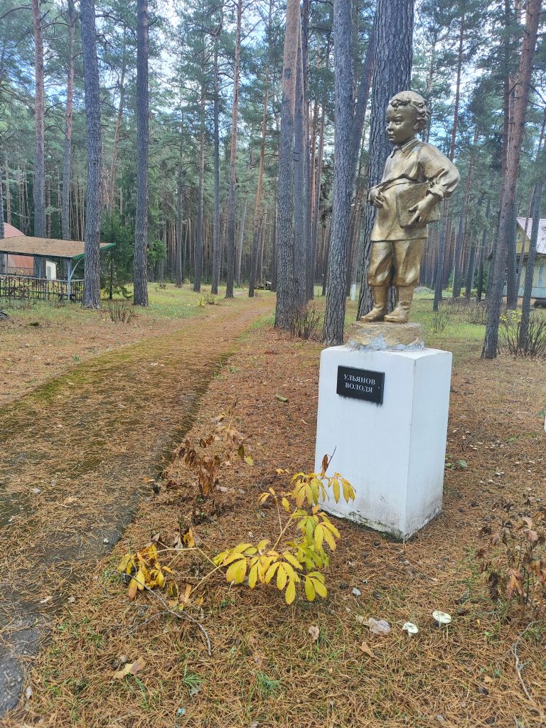 Ульянов Володя памятник скульптура маленький Ленин фото 1