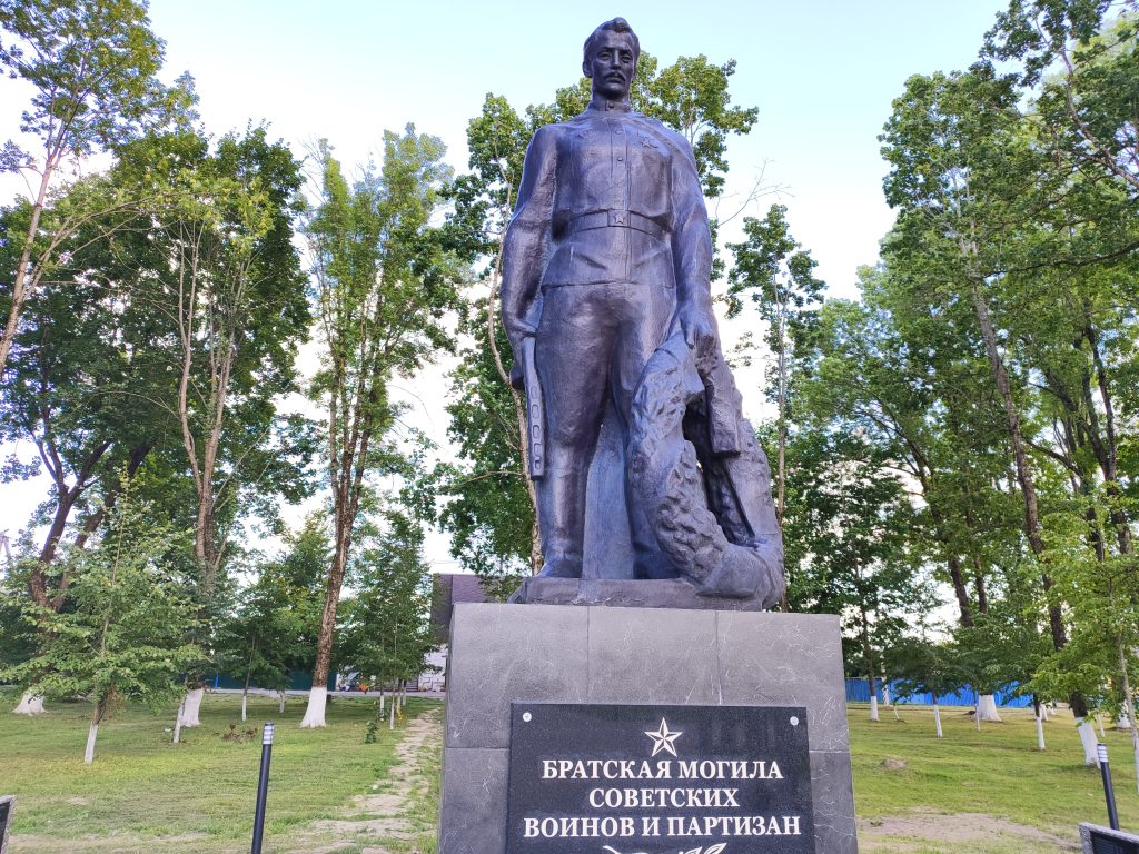 Братская могила советских воинов и партизан Чериков 2
