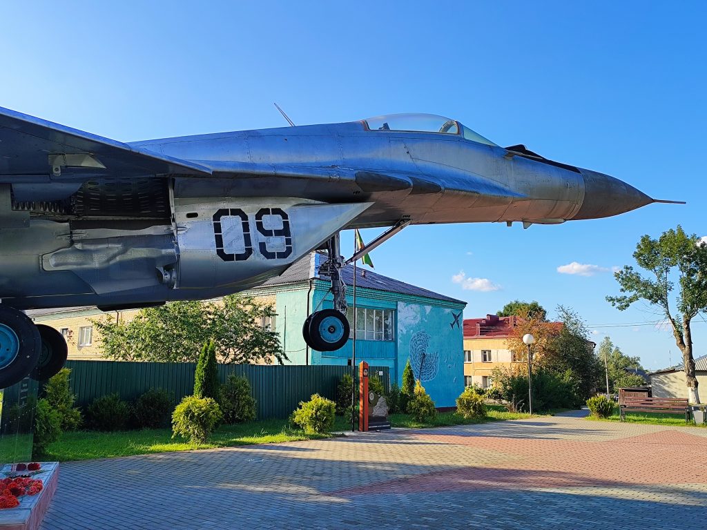 Чериков памятник самолёту