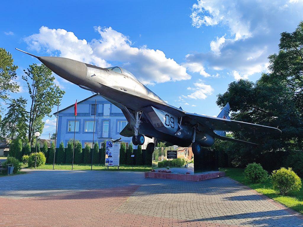 Чериков памятник самолёту 9