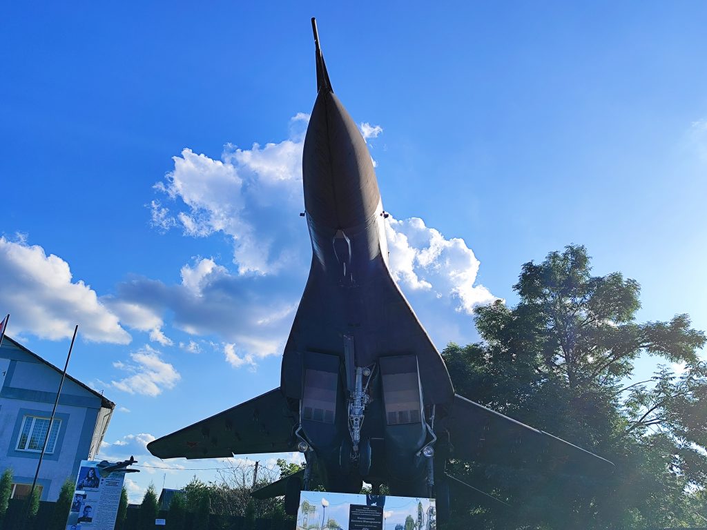 Чериков памятник самолёту 11