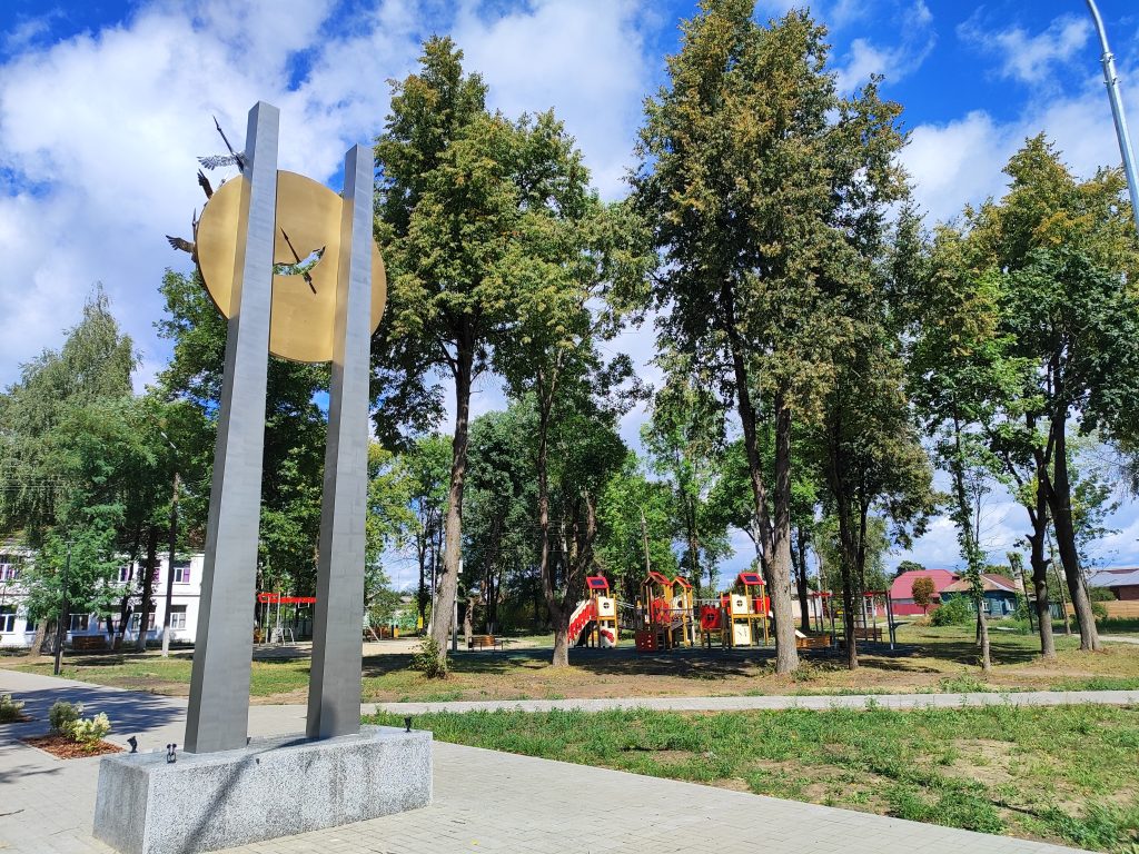 Мемориал перед пятой школой Клинцы 9