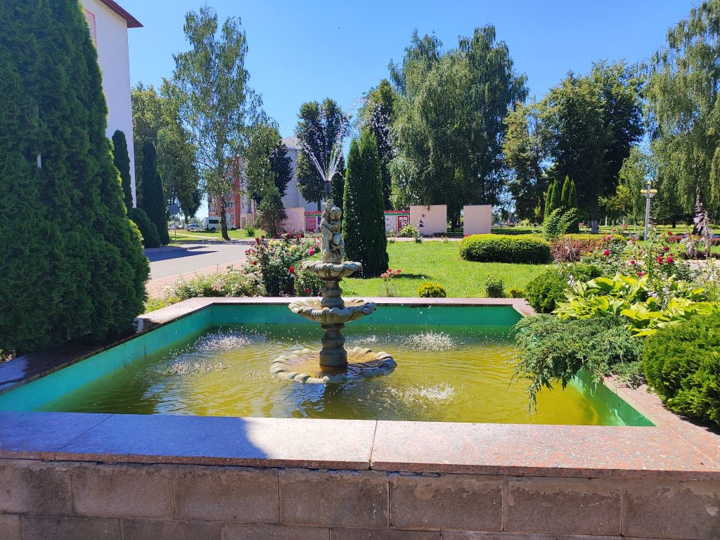 Хотимск фонтан в центре 3