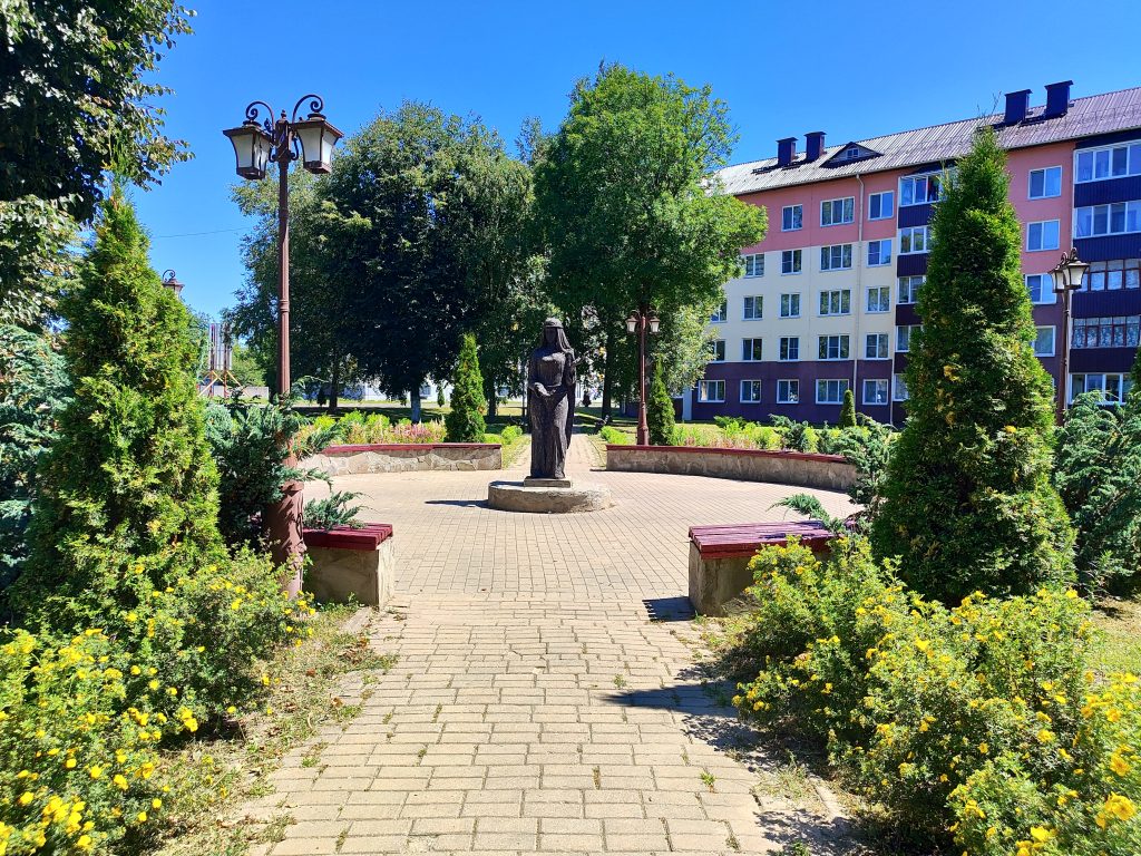 Скульптуру княжны Хотимы. Хотимск. 3