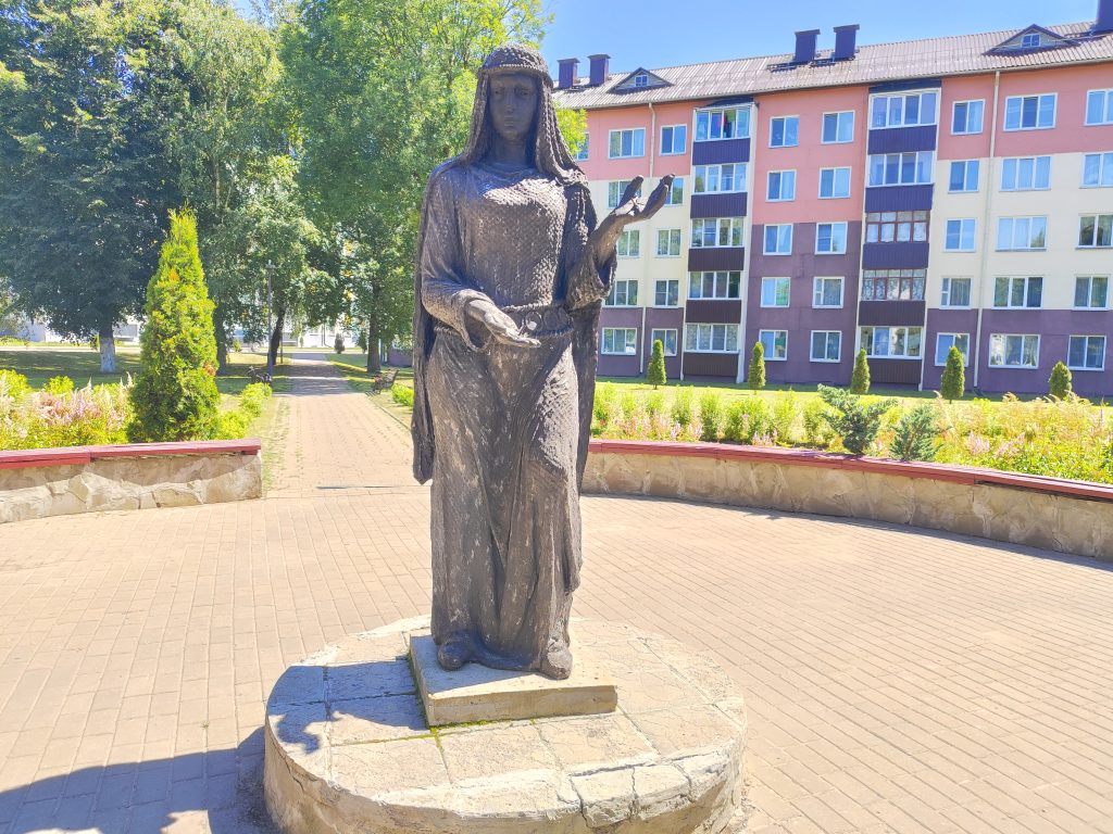 Скульптуру княжны Хотимы. Хотимск. 4
