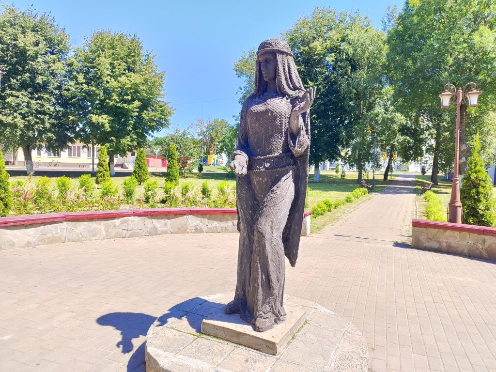 Скульптуру княжны Хотимы. Хотимск. 5
