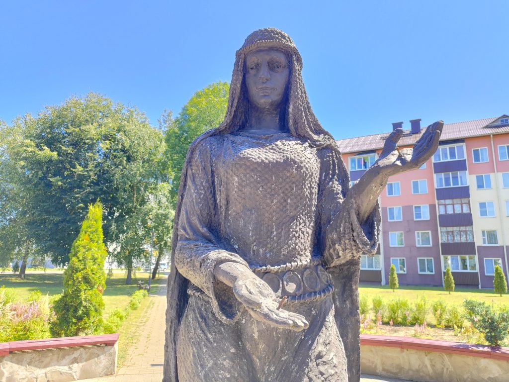 Скульптуру княжны Хотимы. Хотимск. 6