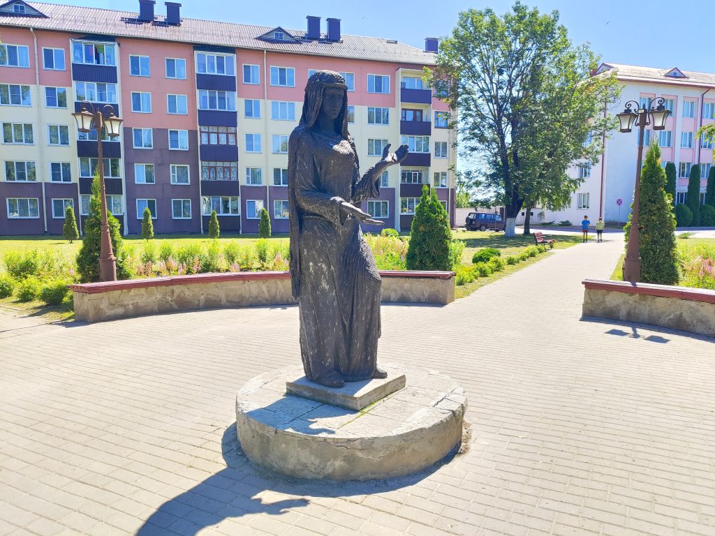 Скульптуру княжны Хотимы. Хотимск. 7