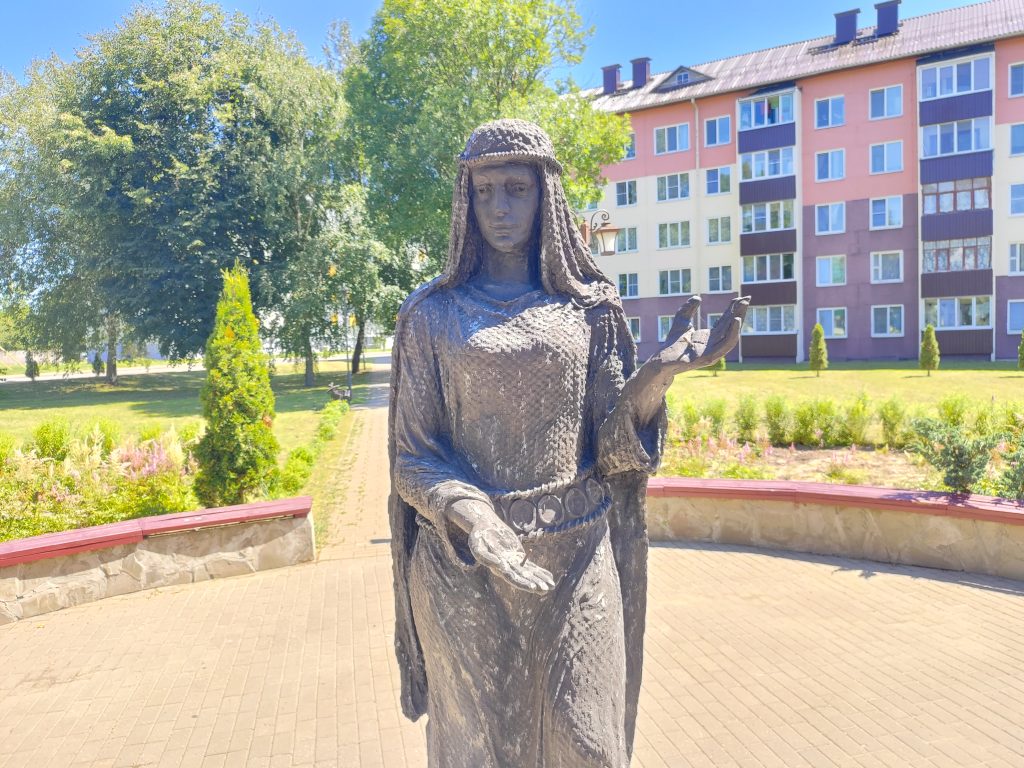 Скульптуру княжны Хотимы. Хотимск.