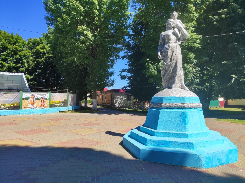 Скульптура в парке Хотимска 4