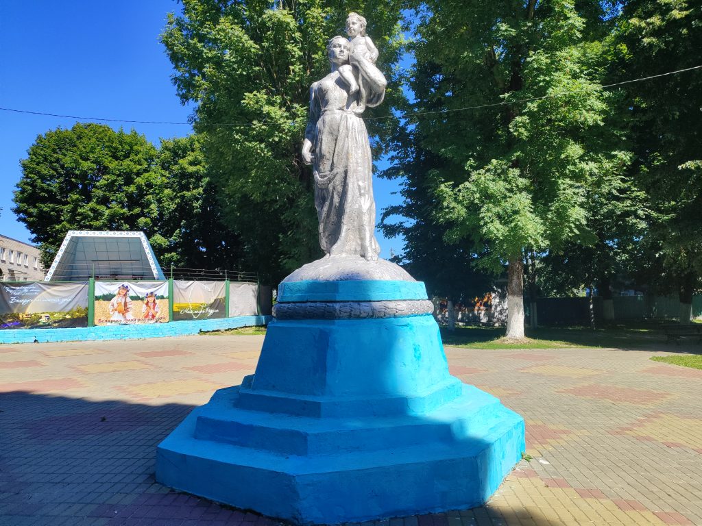 Скульптура в парке Хотимска