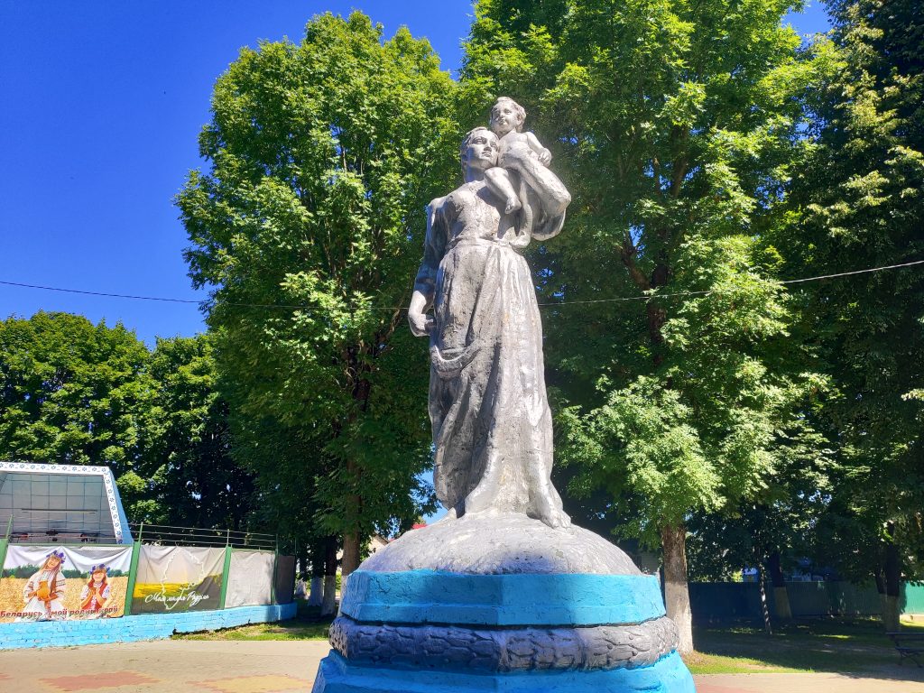 Скульптура в парке Хотимска 2