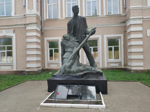 Памятник преподавателям и учащимся Клинцовского текстильного техникума, погибшим на фронтах Великой Отечественной войны