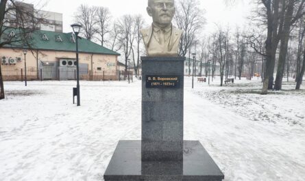 Памятник Воровского