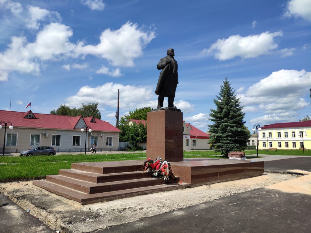 Мглин брянская область. Аллея героев Мглин. Город Мглин Брянской области. Брянская область Мглин памятник Ленина. Достопримечательности города Мглина Брянской области.