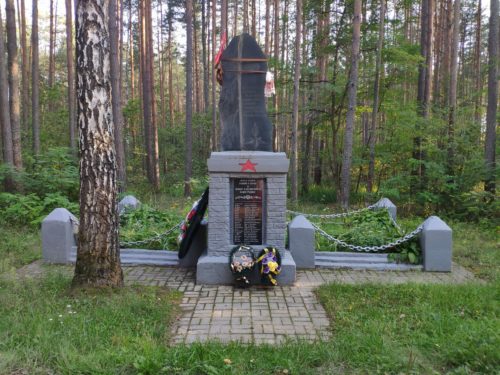 Братская могила. Памятник патриотам-подпольщикам погибшим в борьбе с фашистами 19 сентябре 1943 года. Новая Кисловка.