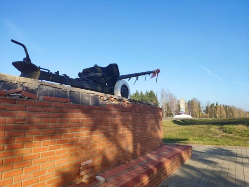 Памятник Воинам-Красногорцам (орудие на постаменте). Красная Гора.
