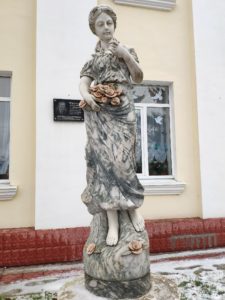скульптура дева с розами Почеп