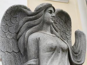 скульптура девушки с крыльями Почеп Брянская Область