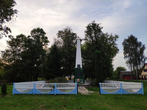 Памятник 3 партизанам, погибшим в 1918 г., и 12 советским воинам, погибшим в 1943 г. Воинам-односельчанам. Братские Могилы. Брянкустичи.