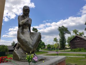 Мемориал ВОВ Скорбящая Макть в поселке городского типа Вышков