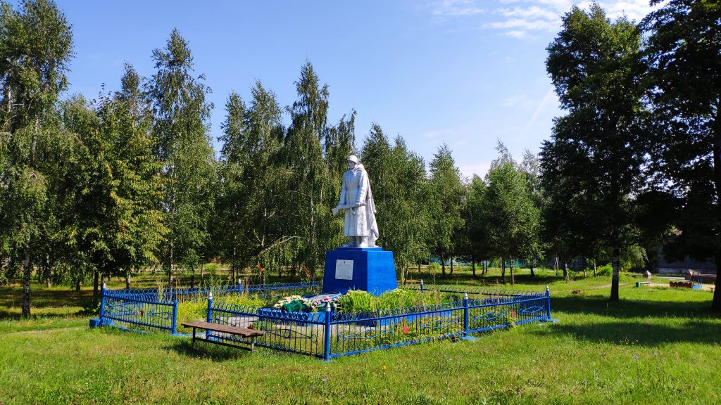 Скорбящий солдат мемориал Воронок