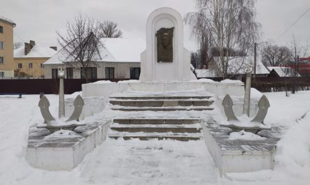 Памятник Ростиславу Евгеньевичу Алексееву город Новозыбков