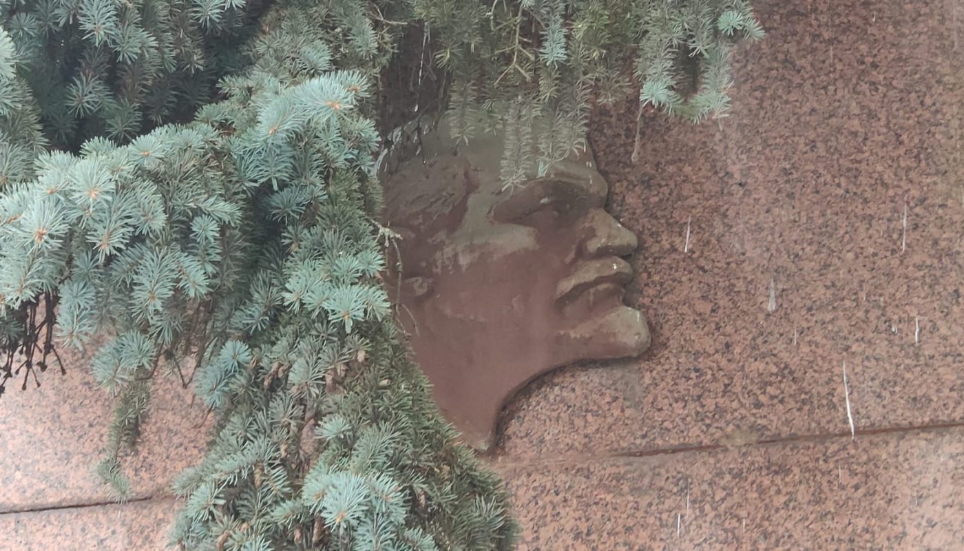 Монумент в честь столетия со дня рождения Ленина