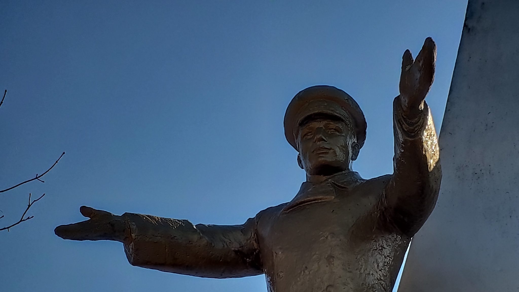 В каком городе памятник гагарину. Памятник Юрию Гагарину (Оренбург). Памятник Юрию Гагарину (Брянск). Памятник Гагарину в Азове. Гагарин памятник Оренбург.