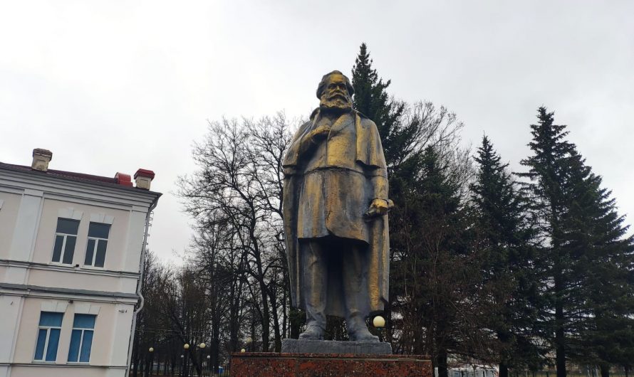 Памятник Карла Маркса. Унеча.